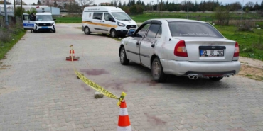 Arkadaşını boğazından bıçakladı