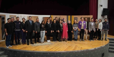 Polisler tiyatroyla uyuşturucuya savaş açtılar