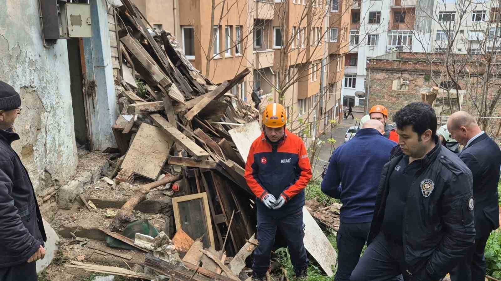 Tekirdağ’da 2 katlı bina çöktü