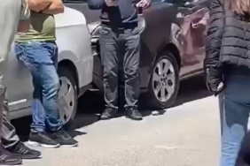 Herkes panik haldeyken bardağıyla sokağa çıkan adam çayını yudumladı