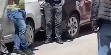 Herkes panik haldeyken bardağıyla sokağa çıkan adam çayını yudumladı