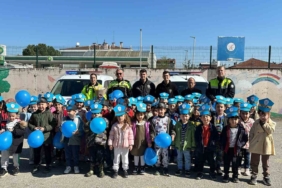 Minik öğrencilerden polislere sevgi seli