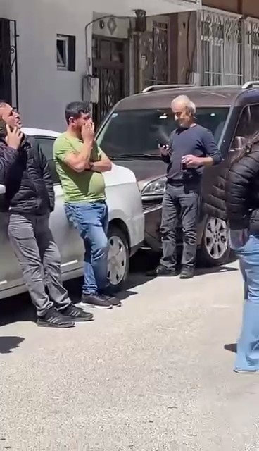 İstanbul’daki deprem anında çayını alarak kaçan vatandaş kamerada