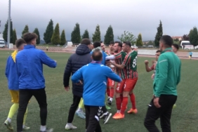 Bilecik’te şampiyonun belli olacağı futbol maçında istenmedik görüntüler ortaya çıktı