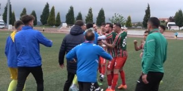 Bilecik’te şampiyonun belli olacağı futbol maçında istenmedik görüntüler ortaya çıktı