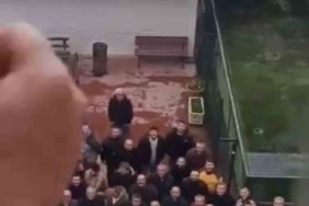 Hastanede tedavi gören arkadaşları için toplanıp pankart açtılar