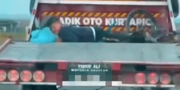 Çekici kasasında çocuk taşıdı, görüntüler dehşete düşürdü