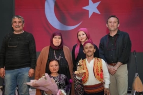 Gömeç’te engelli oyuncular minik kalplere tiyatro ile dokundu