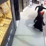 Gaziosmanpaşa’da deprem paniğiyle aşağı atlamak istedi: Vatandaşların "atlama" çığlıkları kameraya yansıdı