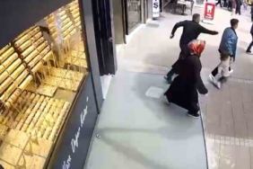 Gaziosmanpaşa’da deprem paniğiyle aşağı atlamak istedi: Vatandaşların "atlama" çığlıkları kameraya yansıdı