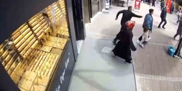 Gaziosmanpaşa’da deprem paniğiyle aşağı atlamak istedi: Vatandaşların "atlama" çığlıkları kameraya yansıdı