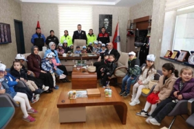 Minik öğrencilerden polislere sürpriz