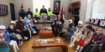 Minik öğrencilerden polislere sürpriz