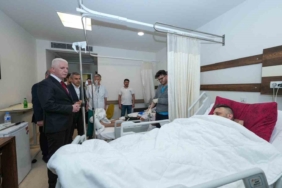 İstanbul Valisi Davut Gül depremde yaralanan vatandaşları hastanede ziyaret etti