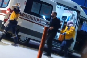 Hafif ticari araç köpeğe çarpıp tarlaya uçtu