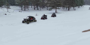 Nisan ayında beyaz örtünün keyfini ATV’lerle çıkardılar