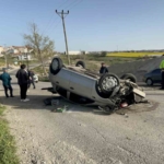 Ağaca çarpan otomobil takla attı