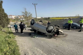 Ağaca çarpan otomobil takla attı