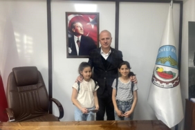 Belediye başkanından miniklere samimi karşılama