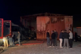 Servis minibüsünde çıkan yangın oto tamir dükkanına sıçradı