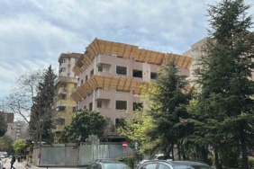 Kadıköy’de korkutan kaza: Kepçe operatörü binanın 5’inci katından düştü