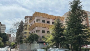 Kadıköy’de korkutan kaza: Kepçe operatörü binanın 5’inci katından düştü