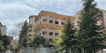 Kadıköy’de korkutan kaza: Kepçe operatörü binanın 5’inci katından düştü