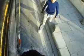 Yol vermediği gerekçesiyle İETT otobüsüne saldırıp camını kırdılar, o anlar kamerada