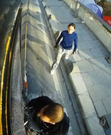 Yol vermediği gerekçesiyle İETT otobüsüne saldırıp camını kırdılar, o anlar kamerada