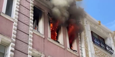 Fatih’te apartta çıkan yangında 2 kişi kurtarıldı