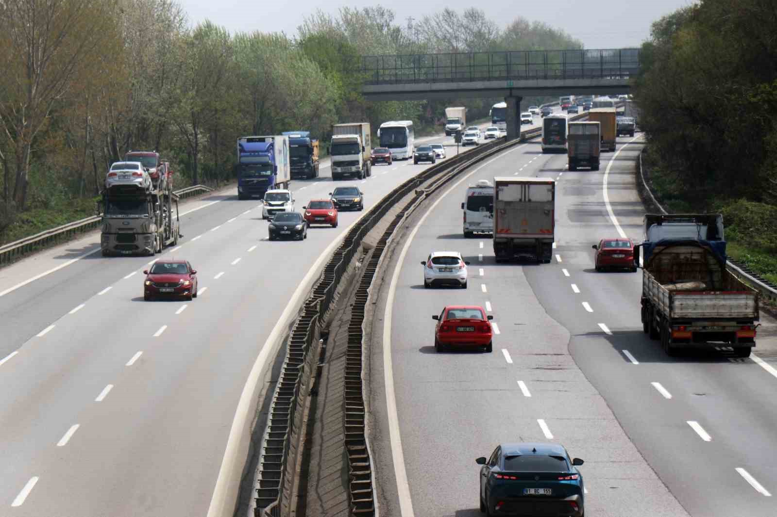 Tatilciler yola çıktı, otoyol Sakarya geçişinde akıcı yoğunluk oluştu