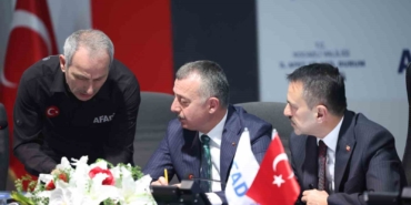 Kocaeli Valisi Aktaş: "Panikleyen 23 kişi yüksekten atlayarak yaralandı"