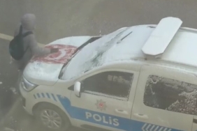 Türk Bayrağı’nın üzerindeki karları temizleyen çocuk takdir topladı