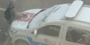 Türk Bayrağı’nın üzerindeki karları temizleyen çocuk takdir topladı