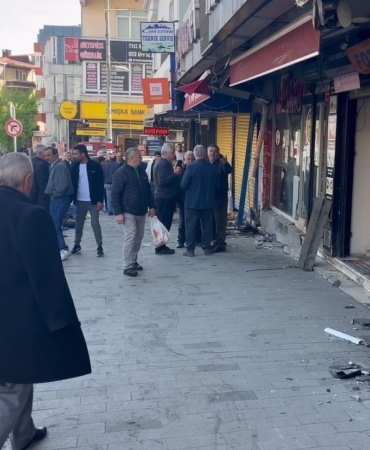 Esenyurt’ta direksiyonda fenalaşan sürücü işyerine daldı