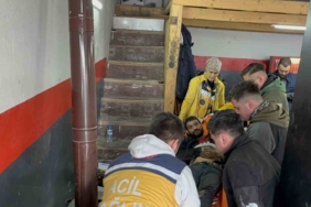 Tamircide otomobilden fırlayan helezon yayı hastanelik etti