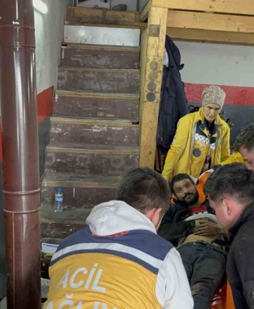 Tamircide otomobilden fırlayan helezon yayı hastanelik etti