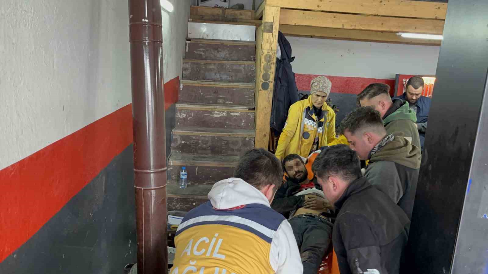 Tamircide otomobilden fırlayan helezon yayı hastanelik etti