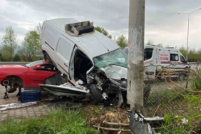 Alkollü sürücü tamire bırakılan otomobilin üstüne uçtu: 3 yaralı