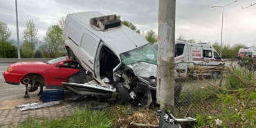 Alkollü sürücü tamire bırakılan otomobilin üstüne uçtu: 3 yaralı