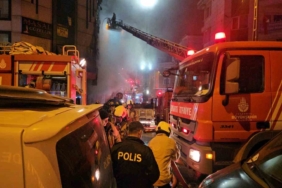 İş merkezinde başlayan yangın, yanındaki binalara ve araçlara sıçradı