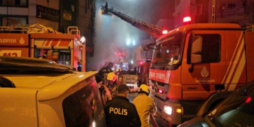 İş merkezinde başlayan yangın, yanındaki binalara ve araçlara sıçradı