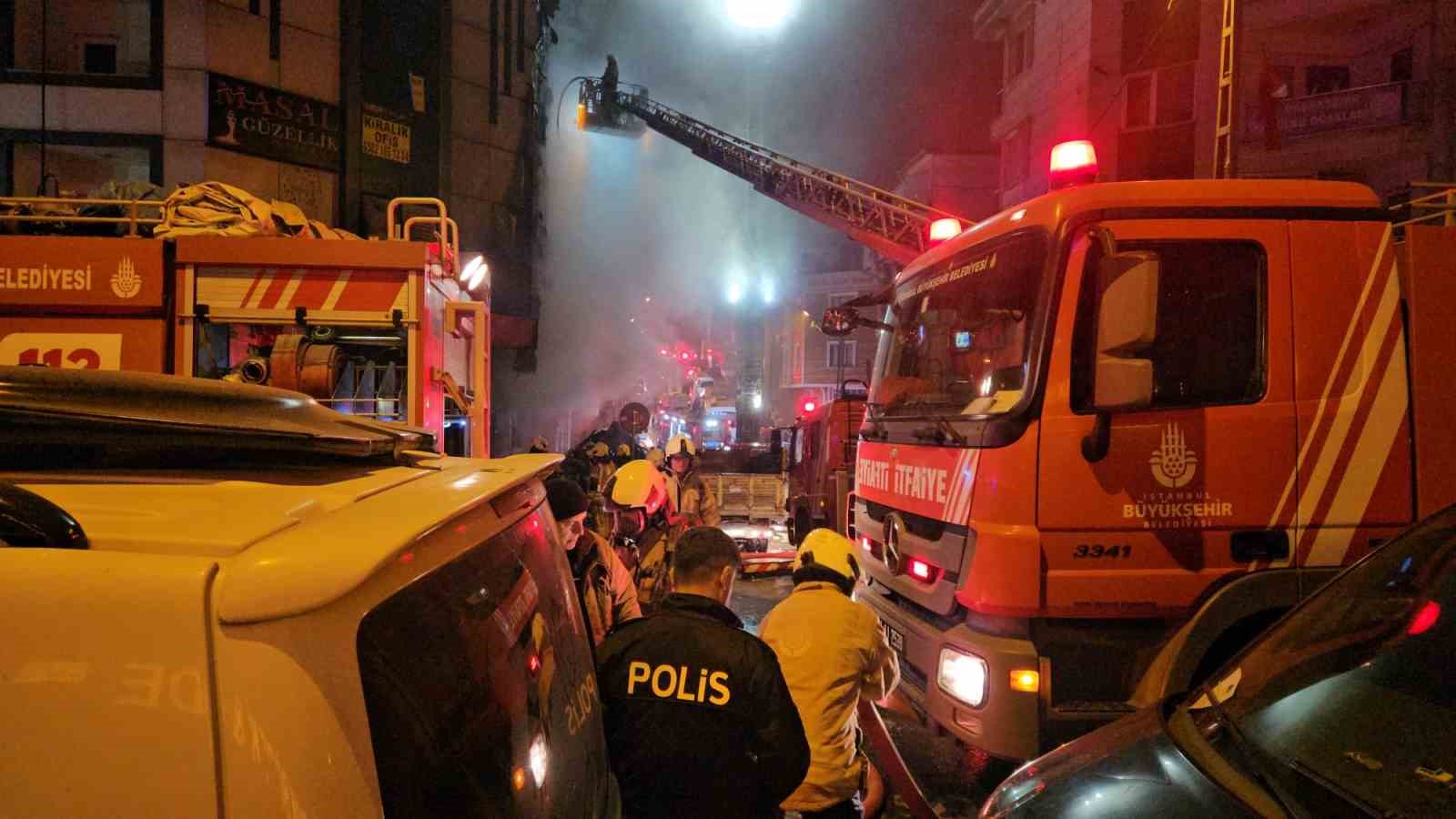 İş merkezinde başlayan yangın, yanındaki binalara ve araçlara sıçradı