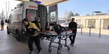 Cam takarken dengesini kaybeden işçi 5 metre yükseklikten düştü