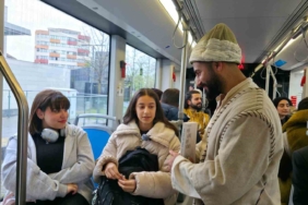 Roman kahramanları tramvaya bindi, kitap dağıttı