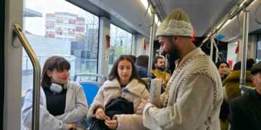 Roman kahramanları tramvaya bindi, kitap dağıttı