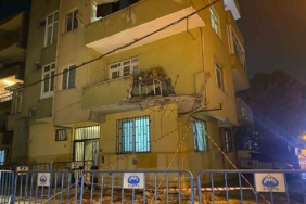 Pendik’te 5 katlı binanın balkonu çöktü