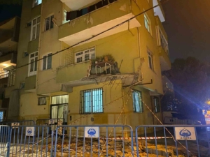 Pendik’te 5 katlı binanın balkonu çöktü