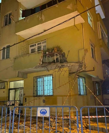 Pendik’te 5 katlı binanın balkonu çöktü