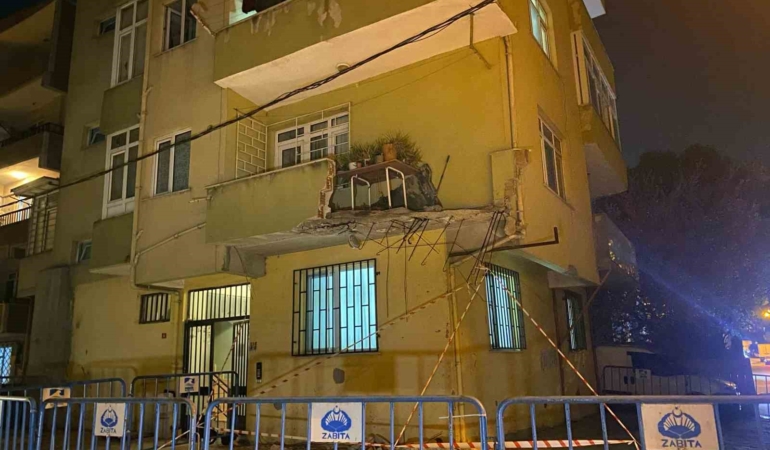 Pendik’te 5 katlı binanın balkonu çöktü